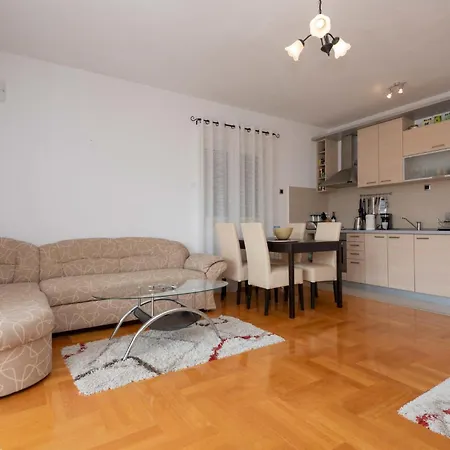 1 Bedroom Amazing In Seget Donji