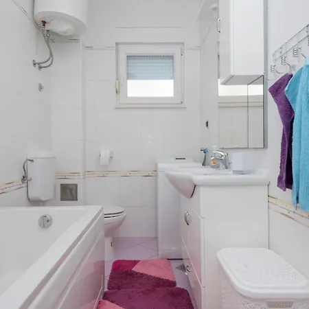 1 Bedroom Amazing In Seget Donji Apartment Trogir
